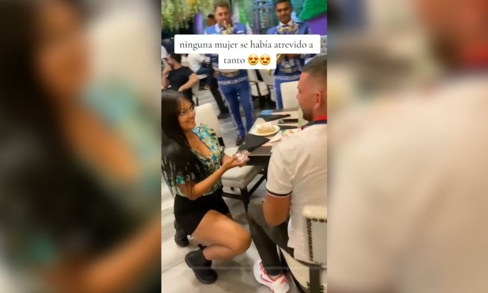 Una joven propone matrimonio a su novio